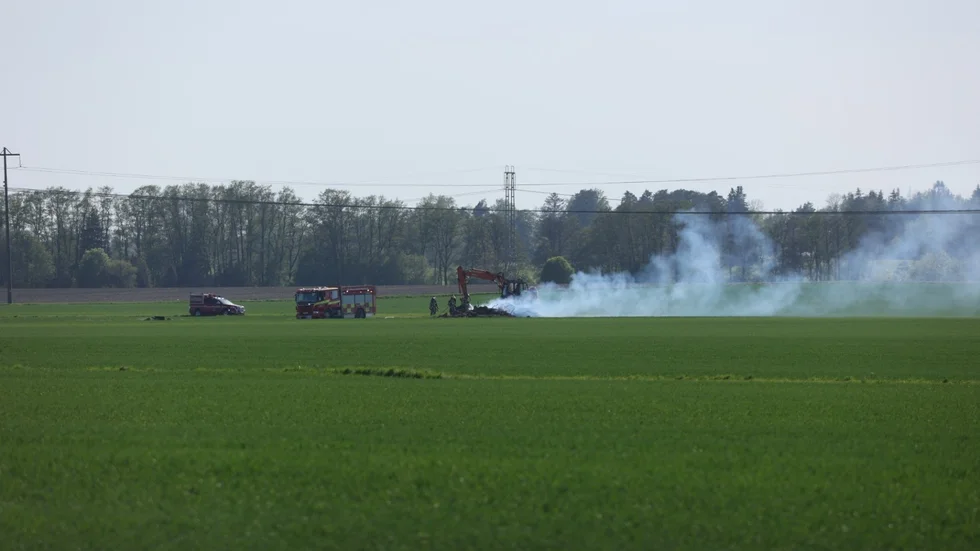 Räddningstjänsten är på plats och försöker släcka branden.