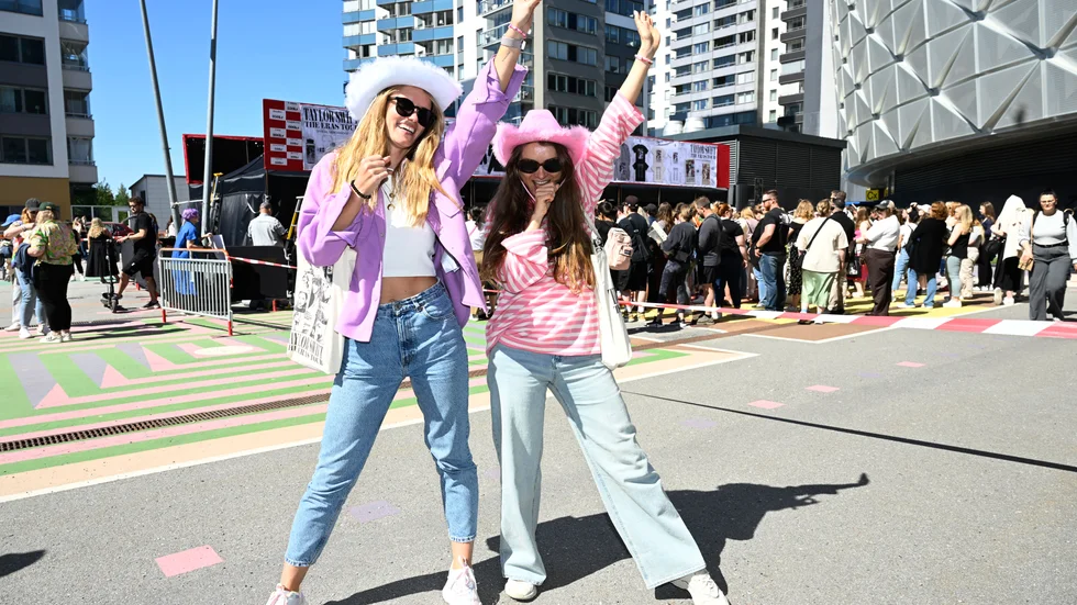 Liga Steinberga och Kaline Ozola från Lettland är taggade inför konserten med Taylor Swift.