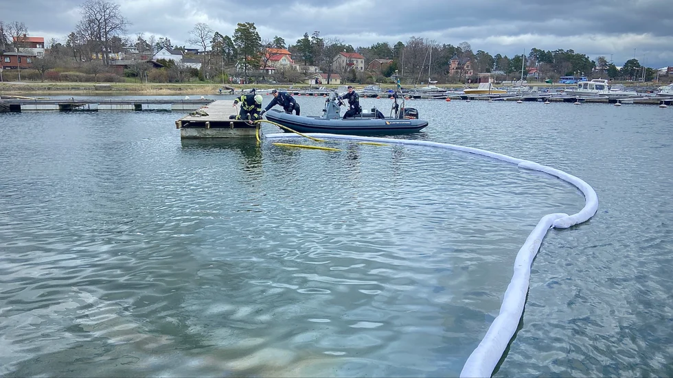 Oljeutsläpp i Oxelösund. Kustbevakning och räddningstjänst är på plats. Polisen har även kopplats in.