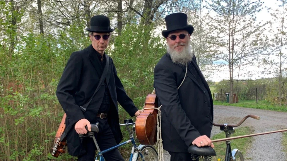 Folkmusikduon Väsen består av Olov Johansson och Mikael Marin. De har turnerat världen runt och släppt flera album. I år gör de bland annat två turnéer i USA – och en sommarturné i Uppland.