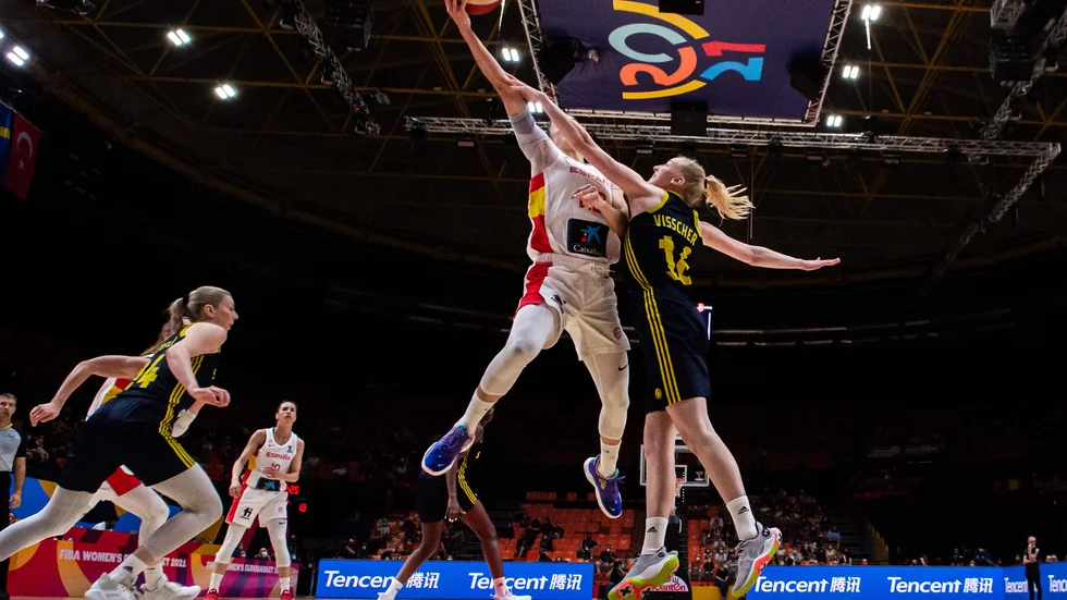 Här stötte Sverige och Stephanie Visscher på spanskt motstånd. Nästa säsong kommer 24-åringen spela sin basket i just Spanien.