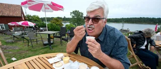 TV: Håkan Juholt i stort kebabsåstest – slevar i sig 17 skedar