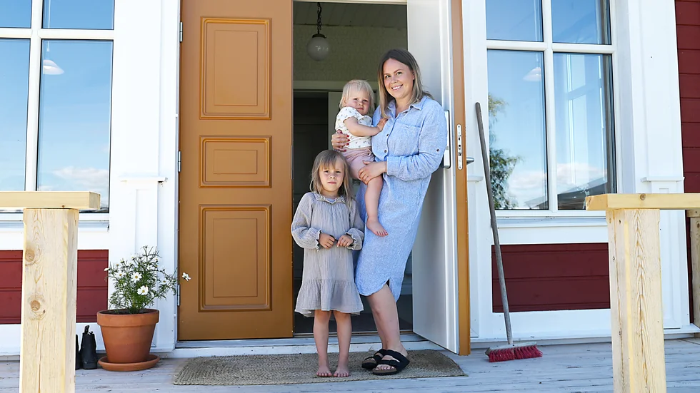 "Välkommen hem till oss!"  säger Julia, Elsa och Ester.