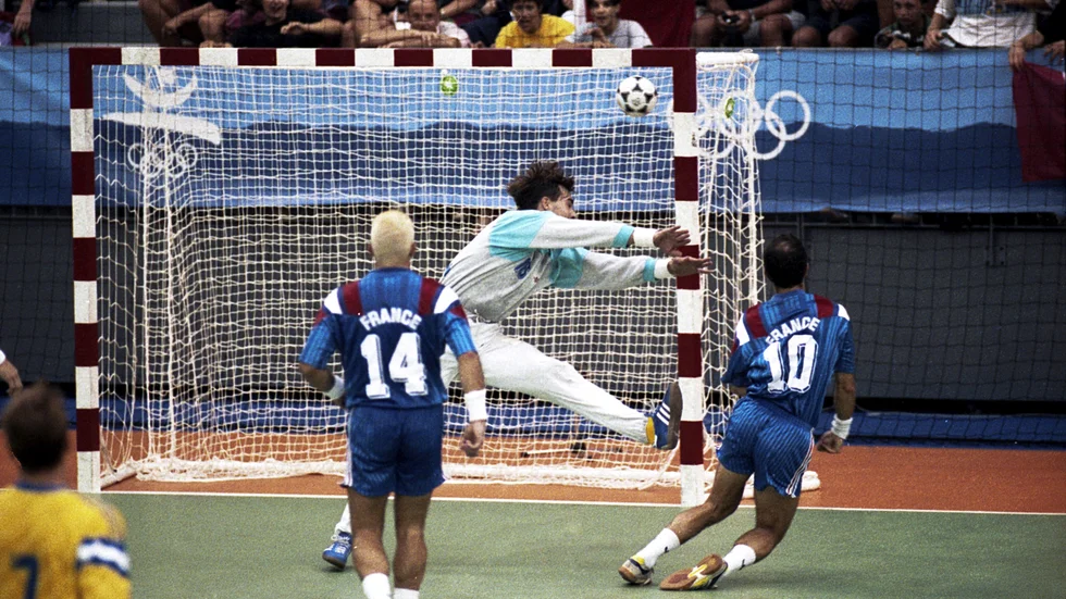 Tomas Svensson räddar ett skott i en match mot Frankrike under OS i Barcelona 1992. Totalt har 60 deltagare med koppling till Eskilstuna varit med i OS. 53 har varit med i sommarspelen och sporterna som varit mest repersenterade är friidrott, simidrott, handboll och skyttesport.