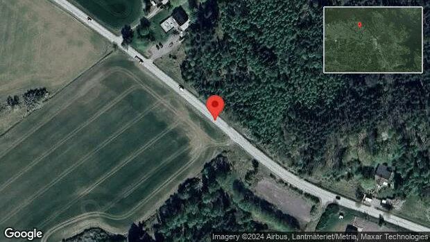 Personbil i singelolycka på väg 957