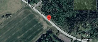 Personbil i singelolycka på väg 957
