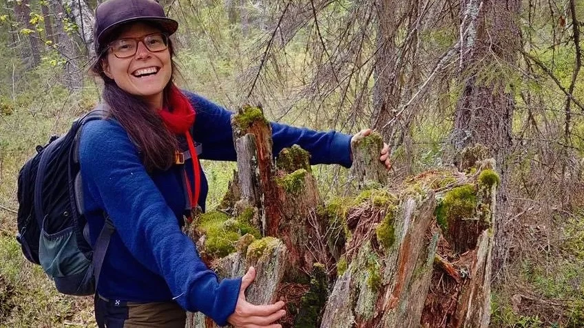 Marie Persson, ny ordförande för Naturskyddsföreningen i Norrbotten, blir glad av gamla skogar. 