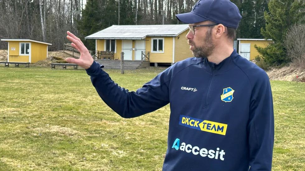 Per Lygnegård är en av eldsjälarna i SK Elvan som kan fira 100-årsjubileum senare under våren. Här visar han stolt området runt Lådö IP i Sparrsätra som han och polarna var med och renoverade vid omstarten 2010.