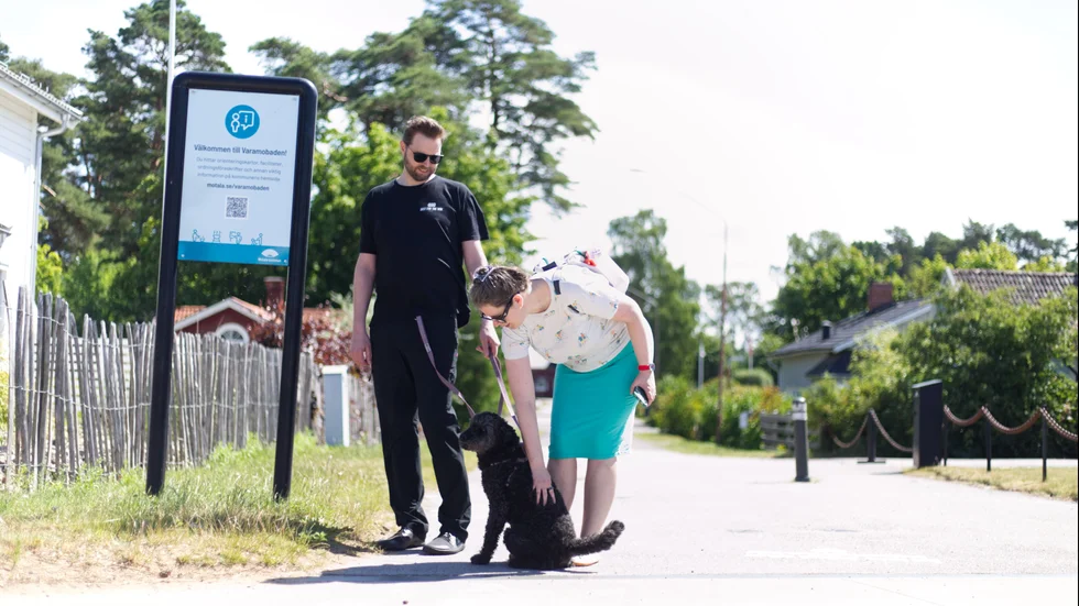 Ola Sundin och Vida Åberg är på besök från Göteborg och har noga kollat upp var servicehunden Millicent får följa med. 