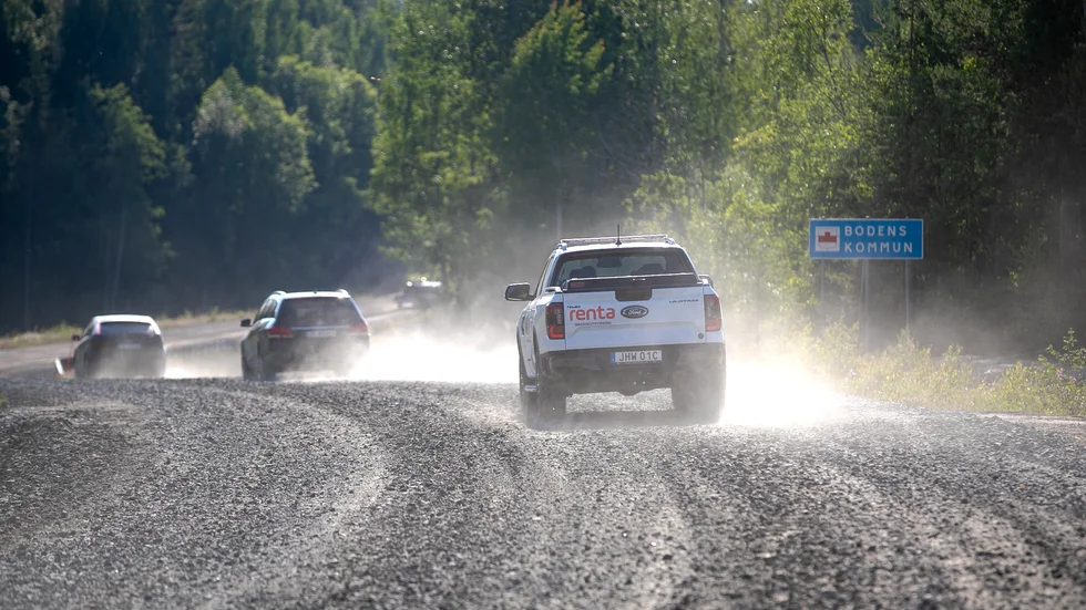 Bilisterna som färdas längs väg 356 mellan Boden och Morjärv får helt enkelt bara härda ut. Nya tider komma - med asfalt och utan vass sprängsten som ställer till det. 