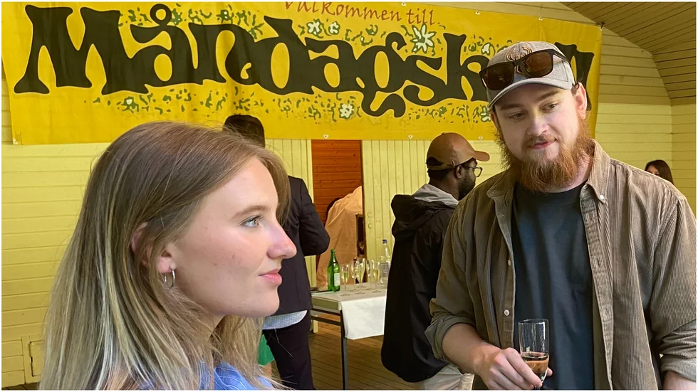 Ingrid Bäcklund och Gustav Hedenstedt tar plats på scen.