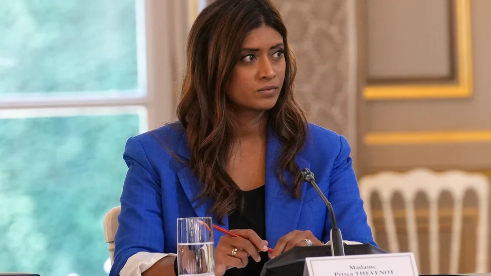 Den franska regeringens taleskvinna och tidigare minister Prisca Thévenot och hennes medarbetare attackerades när de satte upp affischer inför den andra omgången av parlamentsvalet den 7 juli. Arkivbild.