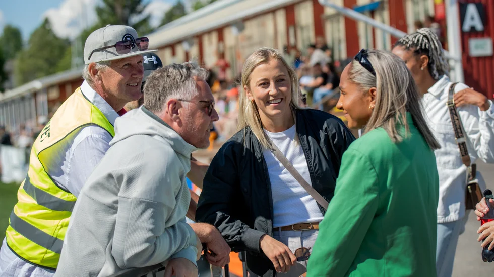 Piteås sportchef Leif Strandh pratar med Julia Karlernäs och Madelen Janogy.