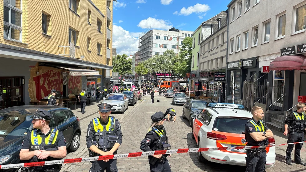 Polisavspärrningar vid Reeperbahn i centrala Hamburg efter att en man skjutits av polis.