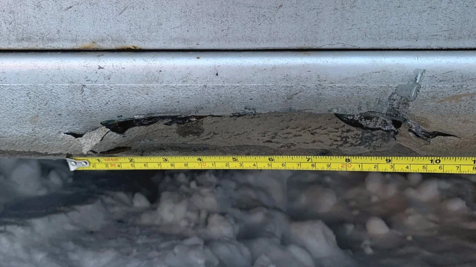 Traktorgafflarna lämnade spår i lacken på rattfylleristens bil.