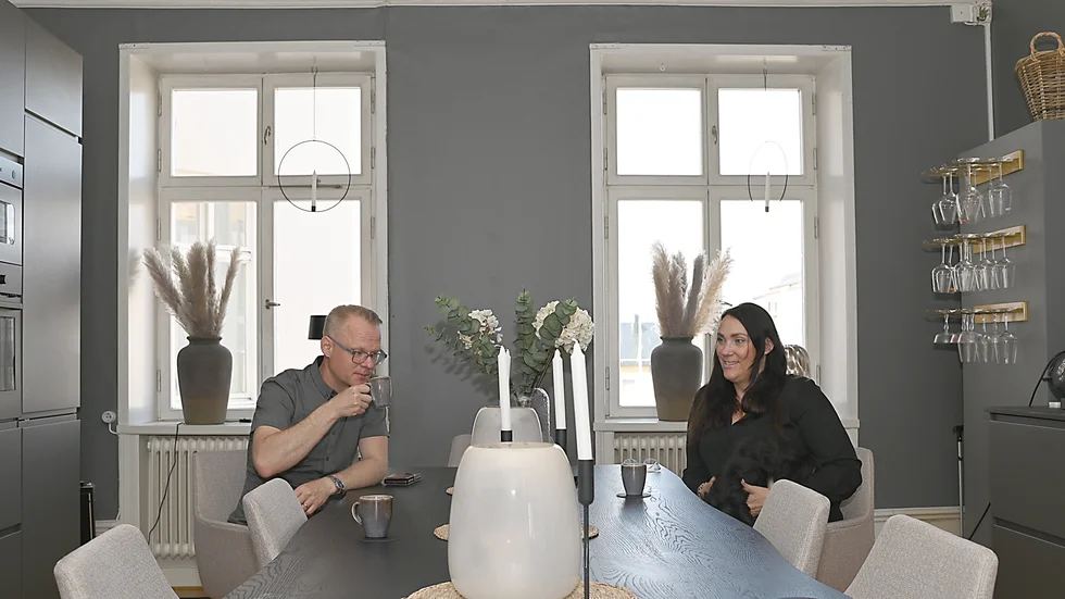 Köksbordet har plats för många och här trivs Magnus och Ann-Katrin allra bäst.