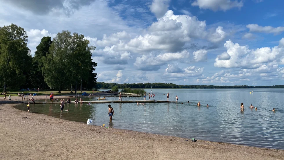 På det populära Sandviksbadet i Björklinge badas det för fullt – trots kommunens avrådan
