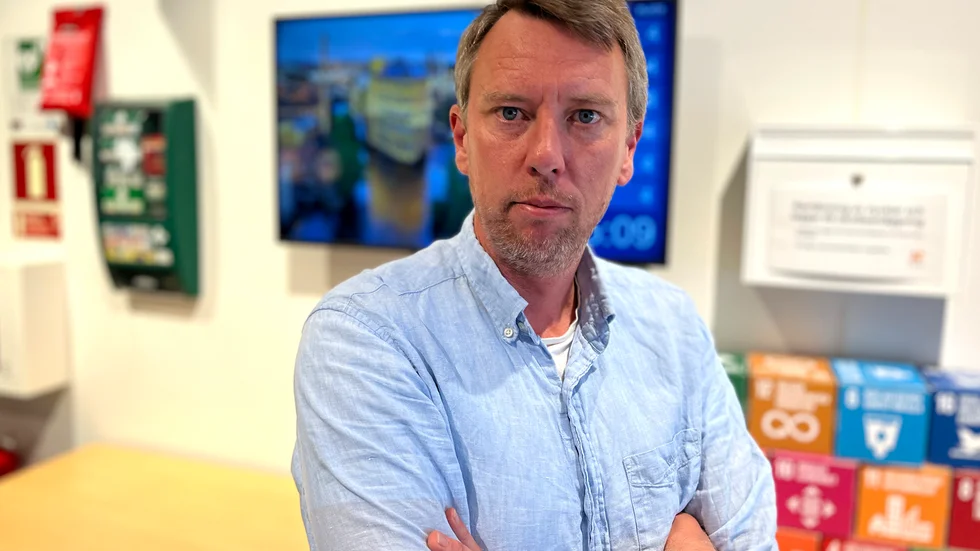 Olle Vikmång har ett annat förslag till text i delar av avtalet med Elite Hotels Sverige AB om driftsbolaget Louis de Geer. Han får nog inte gehör för sitt förslag på måndagens fullmäktigemöte. Sådana är villkoren i politiken. Det kan inga återremisser i världen göra något åt. 