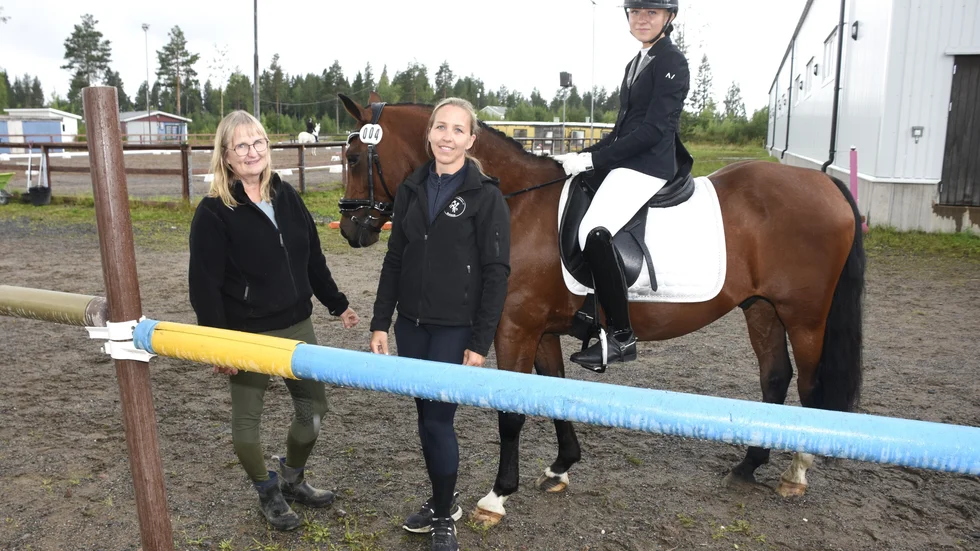 En riktig hästfamilj bestående av stallets grundare Anna-Karin Sandberg, hennes dotter Jenny Sandberg och barnbarnet Moa som vann tre klasser under helgen med hästen Algot.
