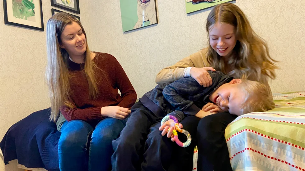 Storasyster Alvina busar gärna med sin lillebror Gottfrid. Med på bild är också mamma Matilda. 