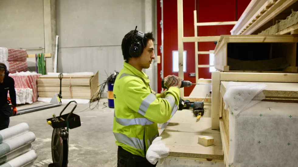 Amadeus Vouri är en av dem som arbetar i Jörnträhus fabrik.
