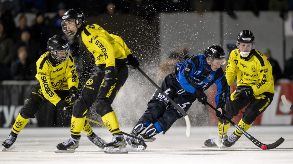 Nils Bergström omgiven av tre gulklädda Vetlandaspelare, och det blev för mycket. Sirius föll i kvartsfinalen och säsongen är över.