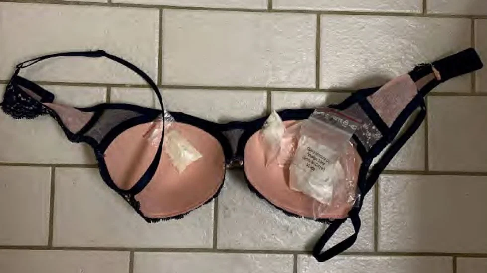 I flickvännens bh hittades såväl droger som tomma redlinepåsar.