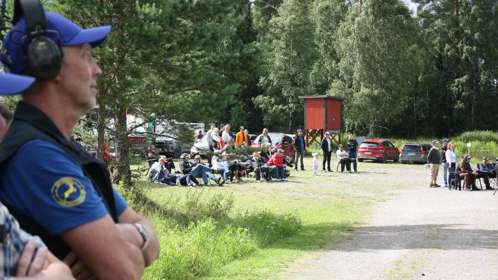 Det var en hel del publik som tagit sig ut till Dammängen för att få se högklassigt lerduveskytte.
