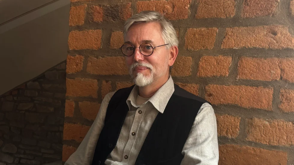 Peter Johnsson berättar att han i första hand säljer till samlare och ibland till museer som vill ha en rekonstruktion, men det har bara hänt en gång tidigare att han sålt ett svärd till filmbranschen och det var till Arnserien. "Då designade jag en stor mängd svärd som sedan tillverkades i USA, man tillverkade över 300 svärd och dolkar". 
