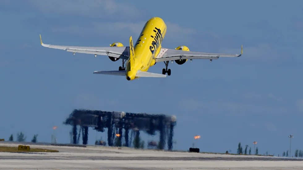 Ett flygplan tillhörande Spirit Airlines lyfter från flygplatsen i Fort Lauderdale. Arkivbild.