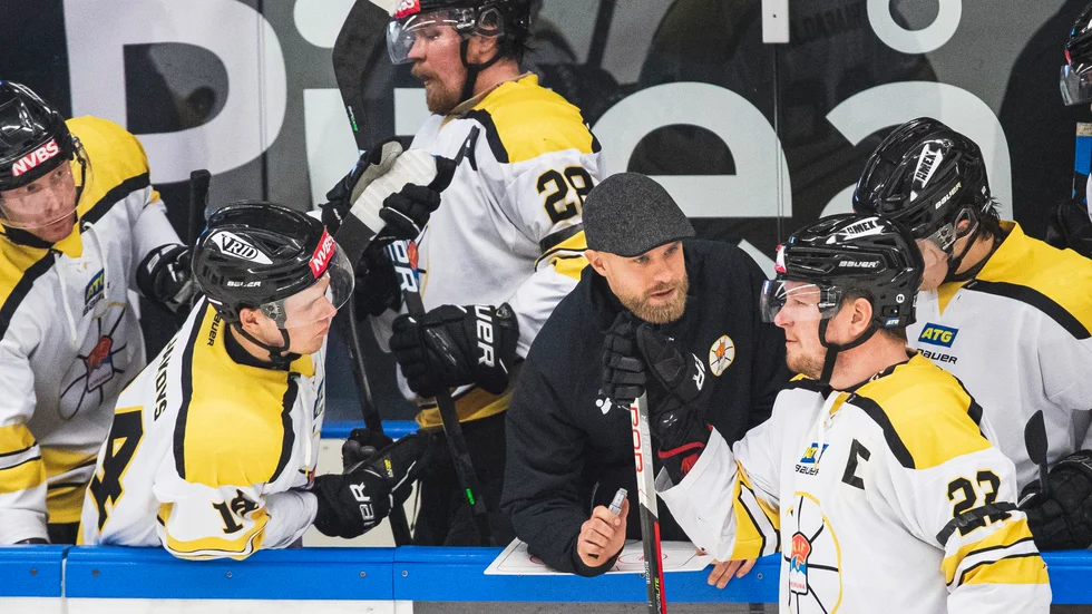 Juhani Matikainen gillar inte vad han såg av sitt Kiruna AIF mot Kalix Hockey.