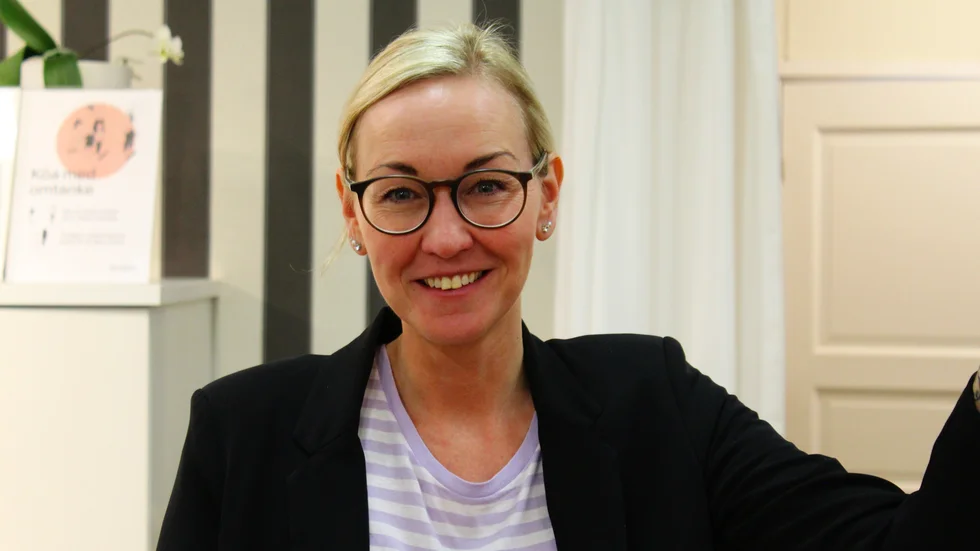 Camilla Sand, butikschef på Sandströms, tycker att det är dags att slopa restriktionerna men inte försiktigheten. "Jag hoppas verkligen att det kommer fortsätta så att man inte går till jobbet eller till en affär när man är sjuk", säger hon.