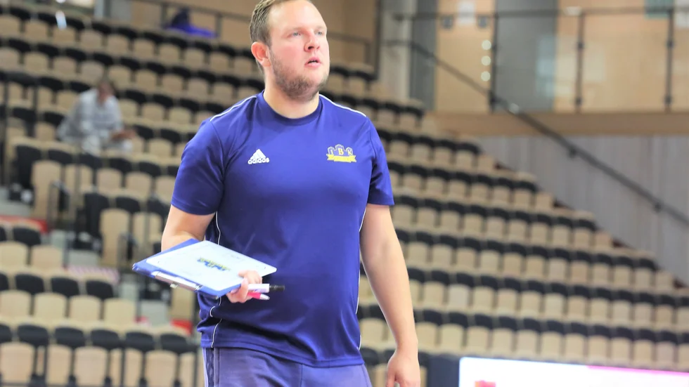 Det blev bara en halv säsong i Visby. Nu väljer förre tränaren Anton Olofsson att berätta om varför han sa upp sig.