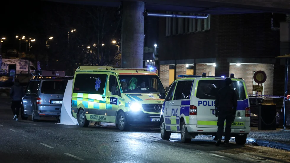 En man hittades skadad efter en skottlossning i Fisksätra.