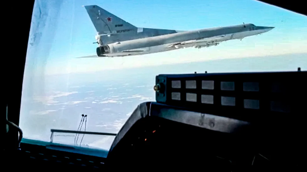 I ett foto, taget och distribuerat av ryska försvarsdepartementets kommunikationsavdelning, syns ett ryskt stridsplan från cockpit från ett annat plan när de flyger över Belarus. Bilden släpptes inför övningarna, den 5 februari.