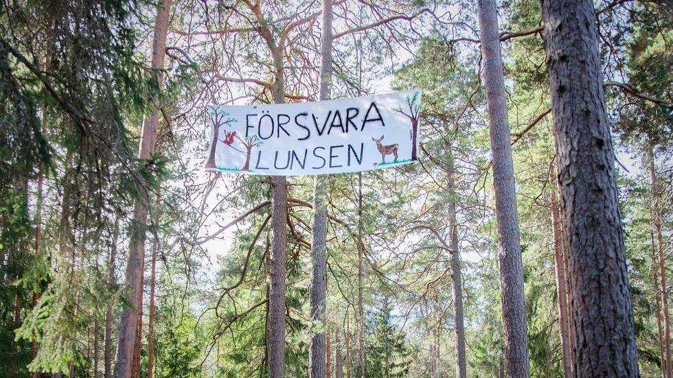 Planerna på att bygga bostäder i skogsområdet kring Sävja har väckt starka reaktioner, framför allt bland boende i närområdet.