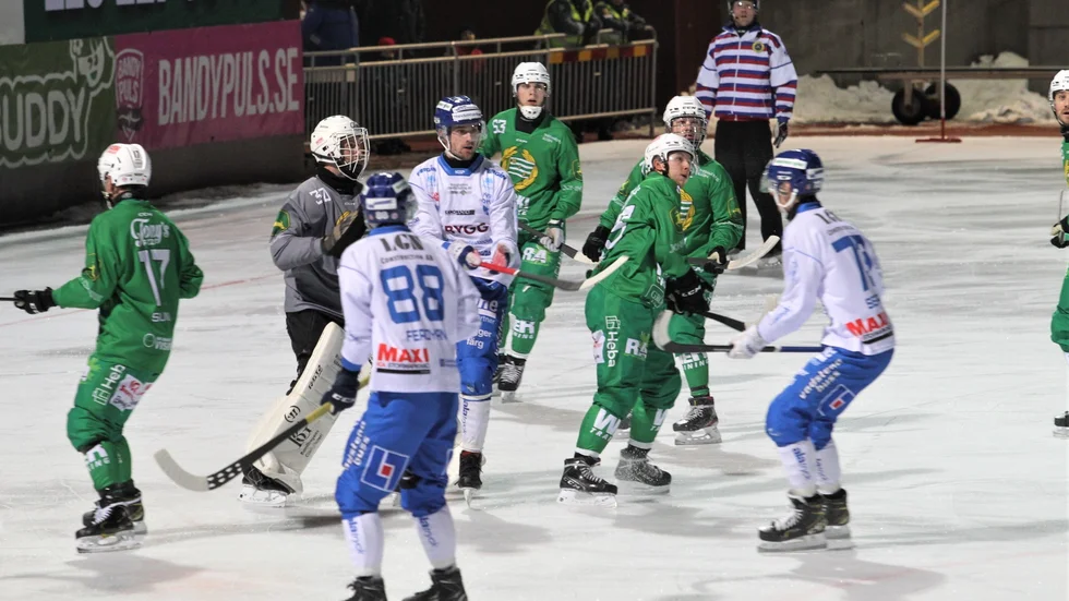 IFK Motala ligger på i Hammarbys straffområde i första halvlek. En jämn match på Zinkensdamm.
