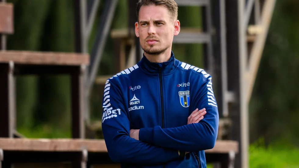 Sirius tränare Daniel Bäckström under matchen mot Sarpsborg. 
