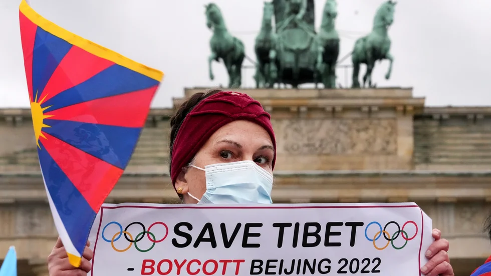 Människor har protesterat mot att olympiska spelen ska hållas i Peking.