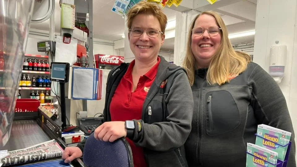 Anna Jaako och Anna-Maria Modig kan äntligen välkomna sina finska kunder tillbaka till butiken.