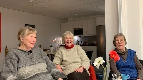 Linnéa, Märta och Karin Nylund har skrivit en lärobok i meänkieli.