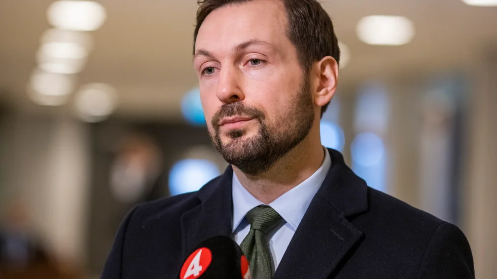Viktor Banke vill att Justiteombudsmannen ska pröva polisens hantering av hanteringen av känslig information kopplat till Notvikenrättegången.