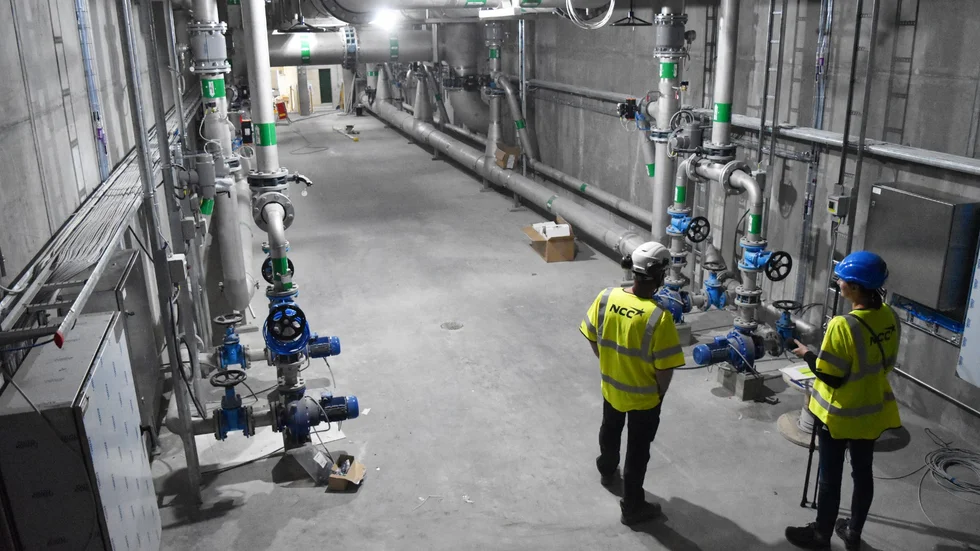 Interiör från Guldstadens vattenverk. Nu pumpas det vatten i dessa rör.