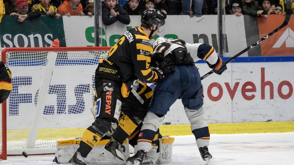 Daniel Brodin stör Mantas Armalis vid matchavgörande 1–2.