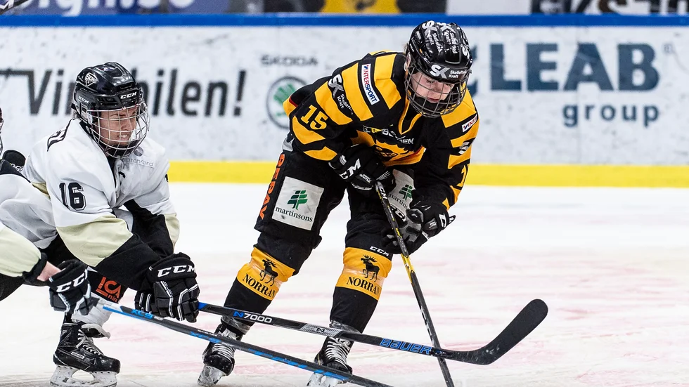 SDE:s Leanne Ganney och Skellefteås Emelie Jönsson i kamp om pucken. 