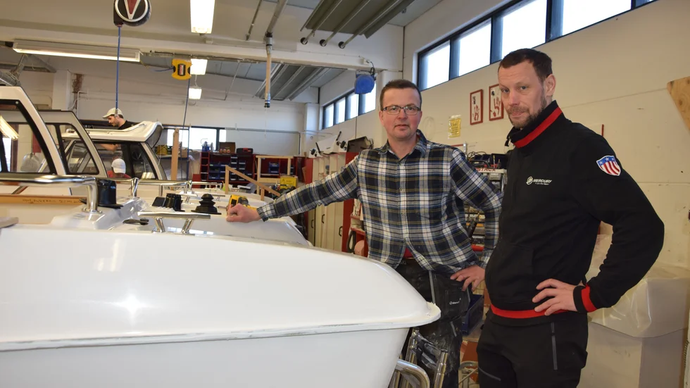 Säljaren Niklas Sandström (t h) diskuterar med Håkan Johansson på monteringen på Sandström Innovation.