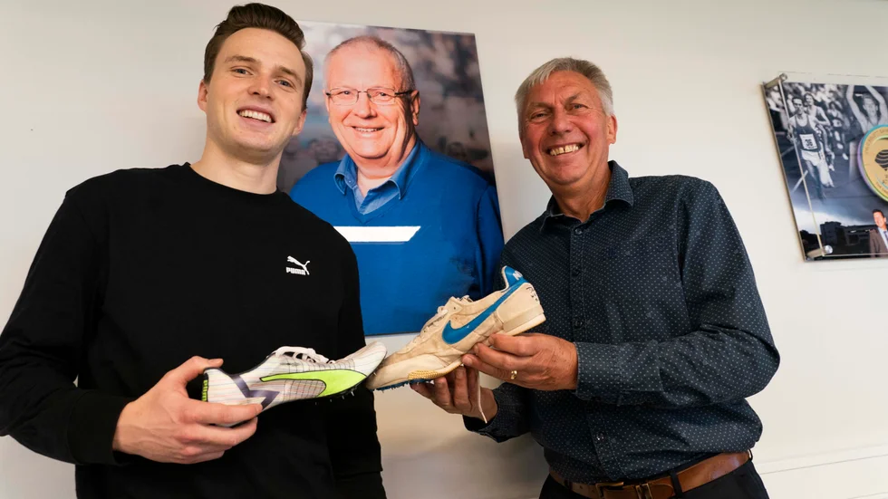 Både Karsten Warholm och Dave Moorcroft skänkes sina skor till Svein Arne Hansen-rummet på World Athletics museeum.