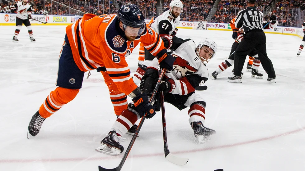 Adam Larsson, till vänster, gjorde sitt tredje mål för säsongen när hans Edmonton Oilers förlorade mot Arizona Coyotes efter straffar.