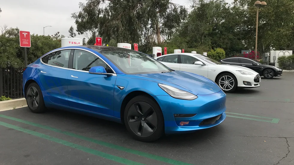 Tesla bygger sitt första servicecenter norr om Stockholm.