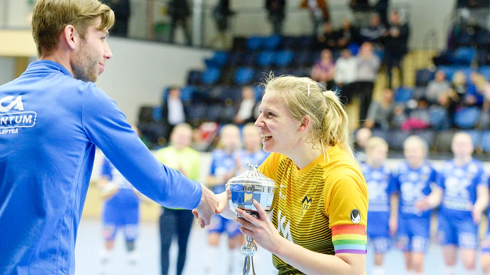 Lagkaptenen Julia Norén Brännström tar emot bucklan efter 2–0-segern mot Sunnanå i finalen av Sunnanåcupen 2018. 